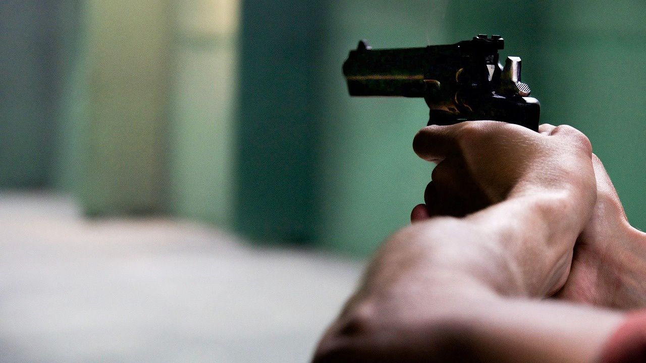 Мъж с пистолет и бейзболна бухалка обра банков офис в Дупница
