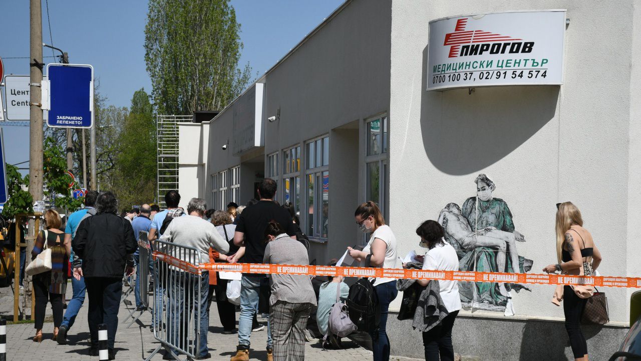 Опашки от желаещи ваксина се извиха пред "Пирогов" и ВМА
