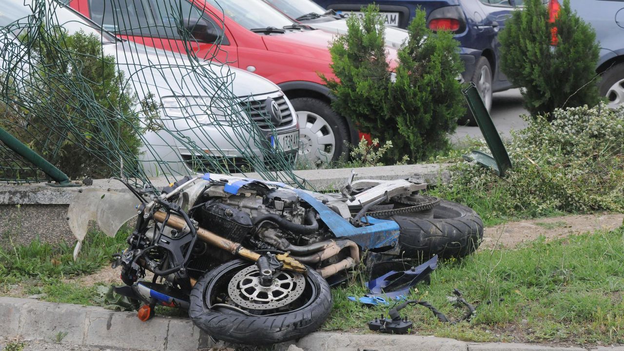 Пиян мотоциклетист катастрофира в Бургас