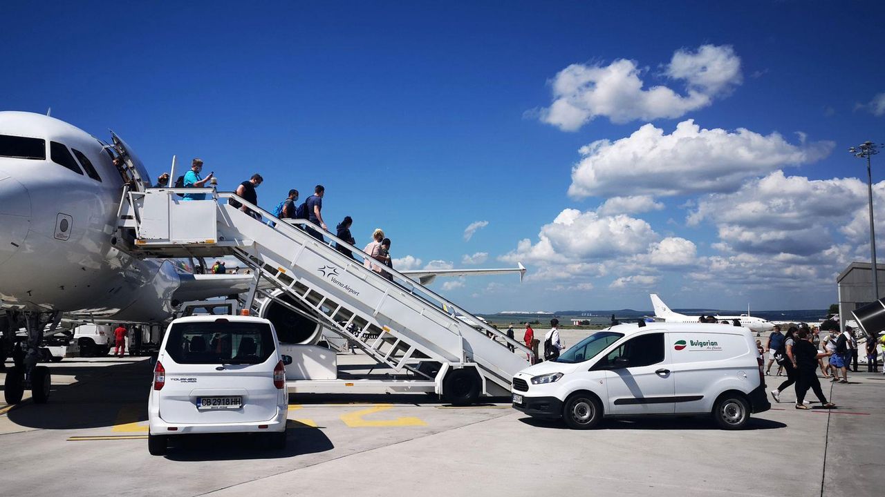 Варна посрещна първия чартърен полет с туристи за сезона