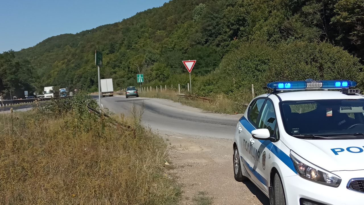 Кола пламна в движение, мъж и жена са с изгаряния