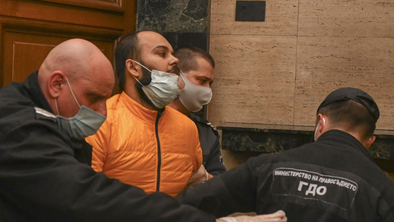 Настаняват в психиатрия индиеца, буйствал в самолет