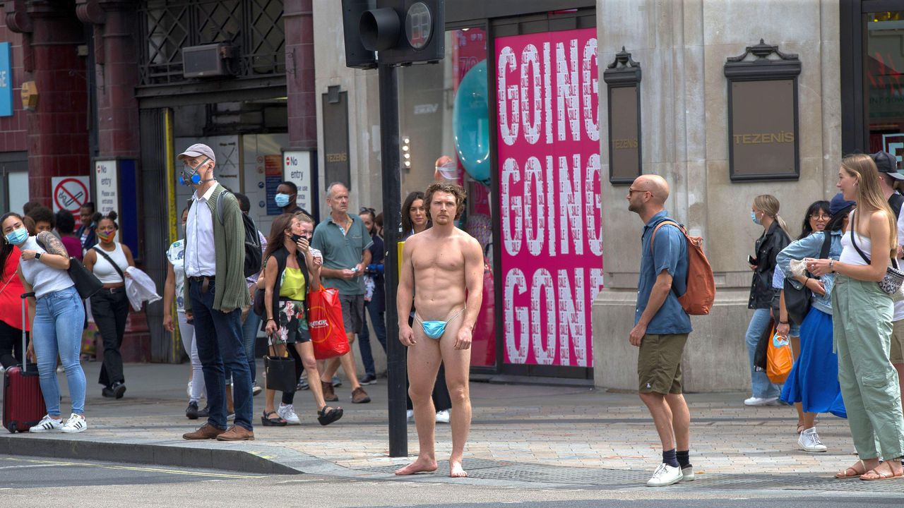 Гол мъж предизвика шок в Лондон