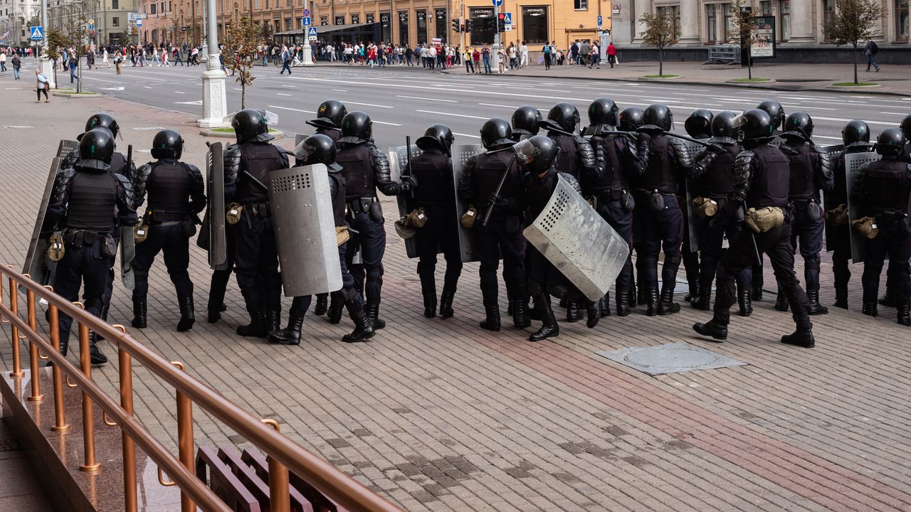 Лукашенко праща летящи отряди срещу протеста