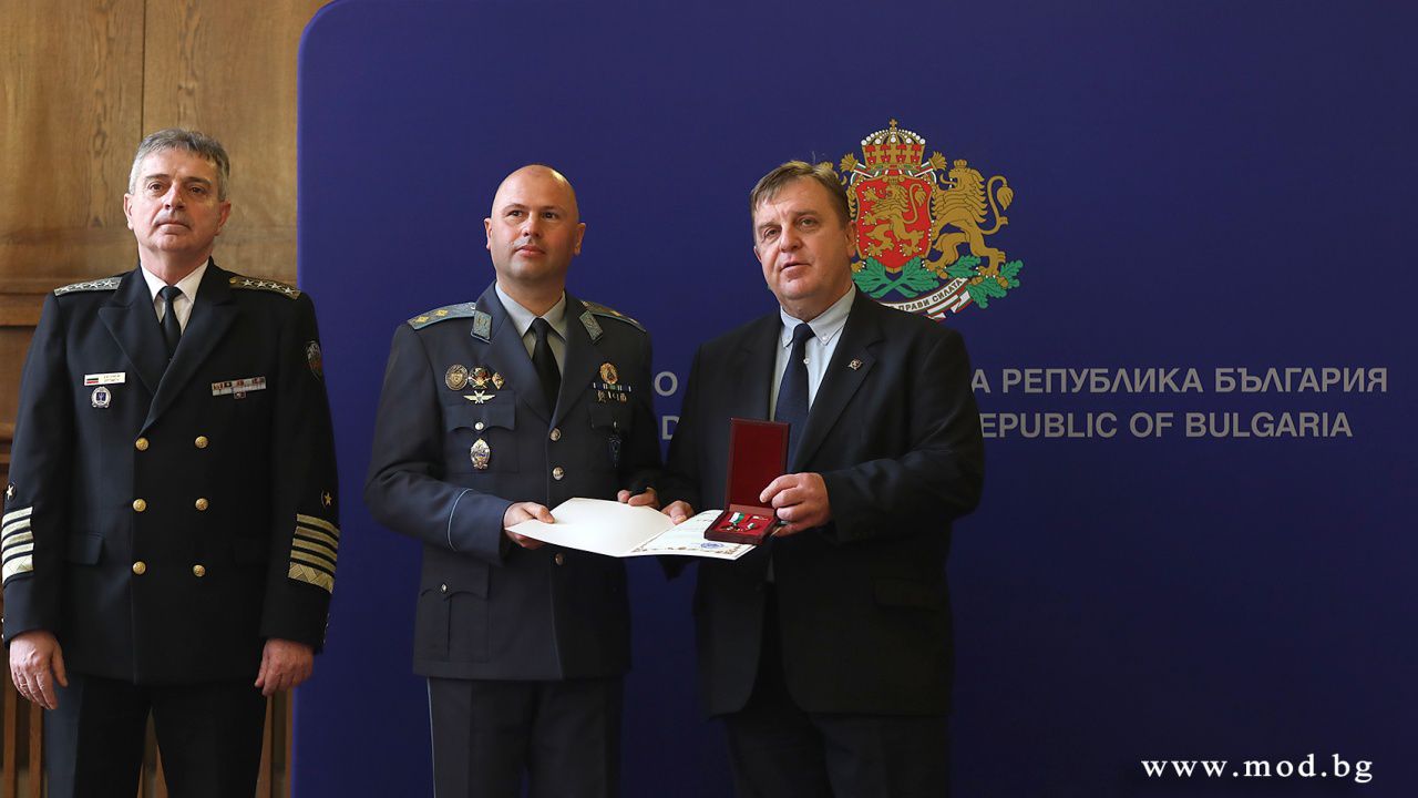 Красимир Каракачанов отличи военнослужещи и цивилни експерти за работата им по проектите за модернизация