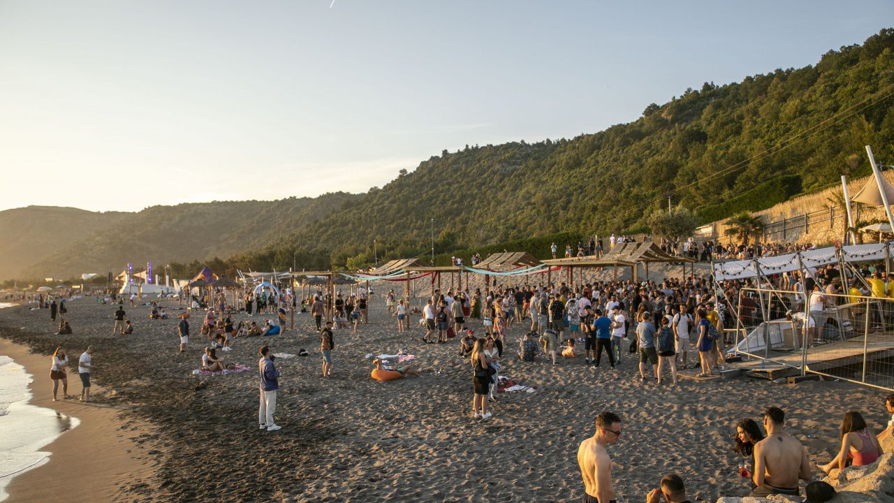 Четирима убити при престрелка на плаж в Албания заради спор