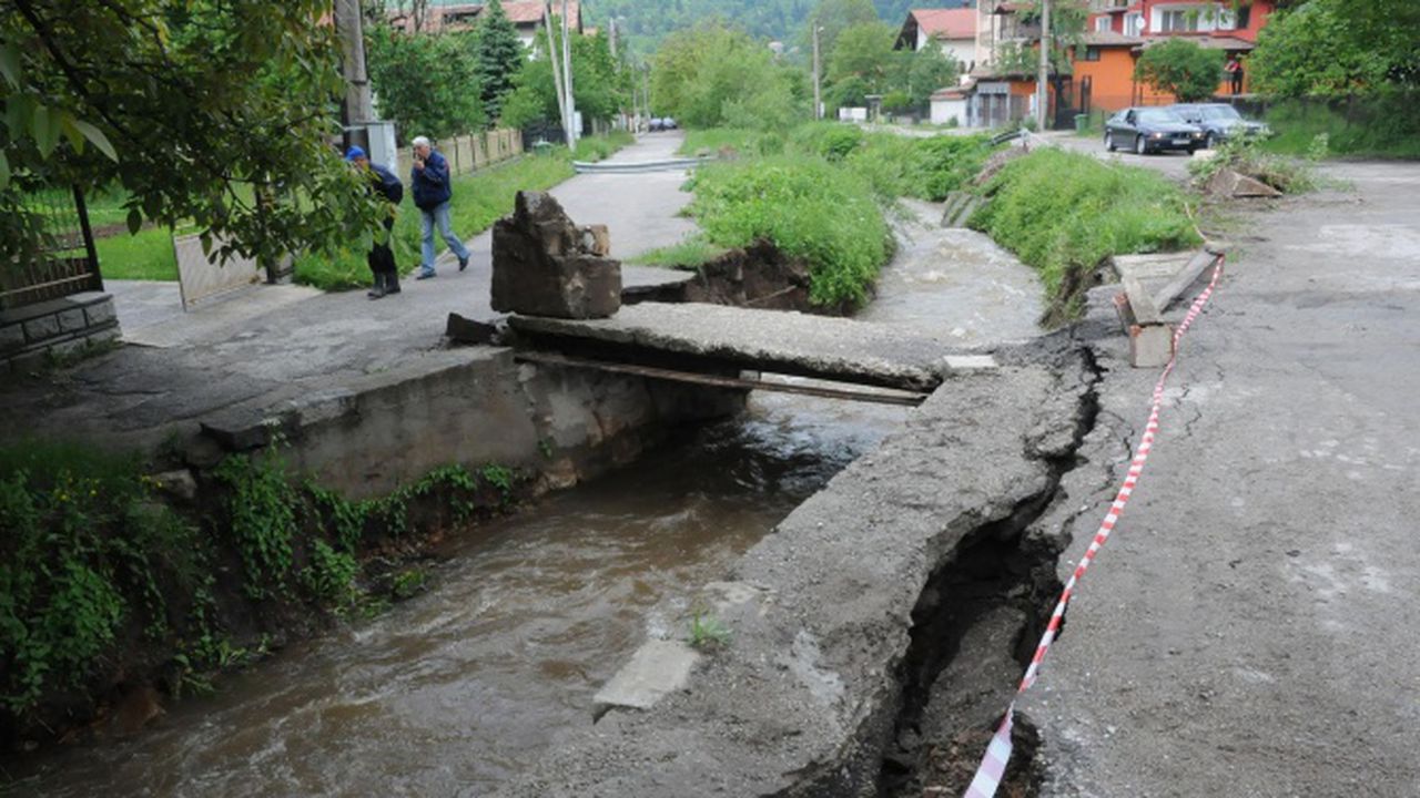 Продължителните валежи предизвикаха срутище в района на село Филипово