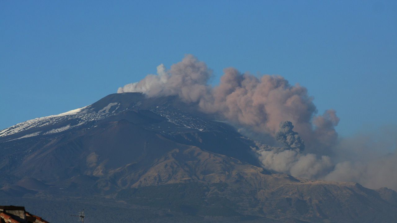 Затвориха летището в Катания заради изхвърлена от вулкана Етна пепел