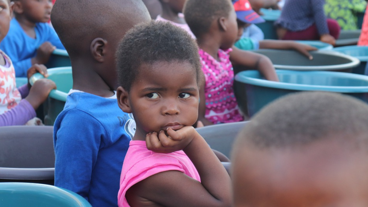 Нидерландските власти замразяват осиновяванията на деца от чужбина след разкрити злоупотреби