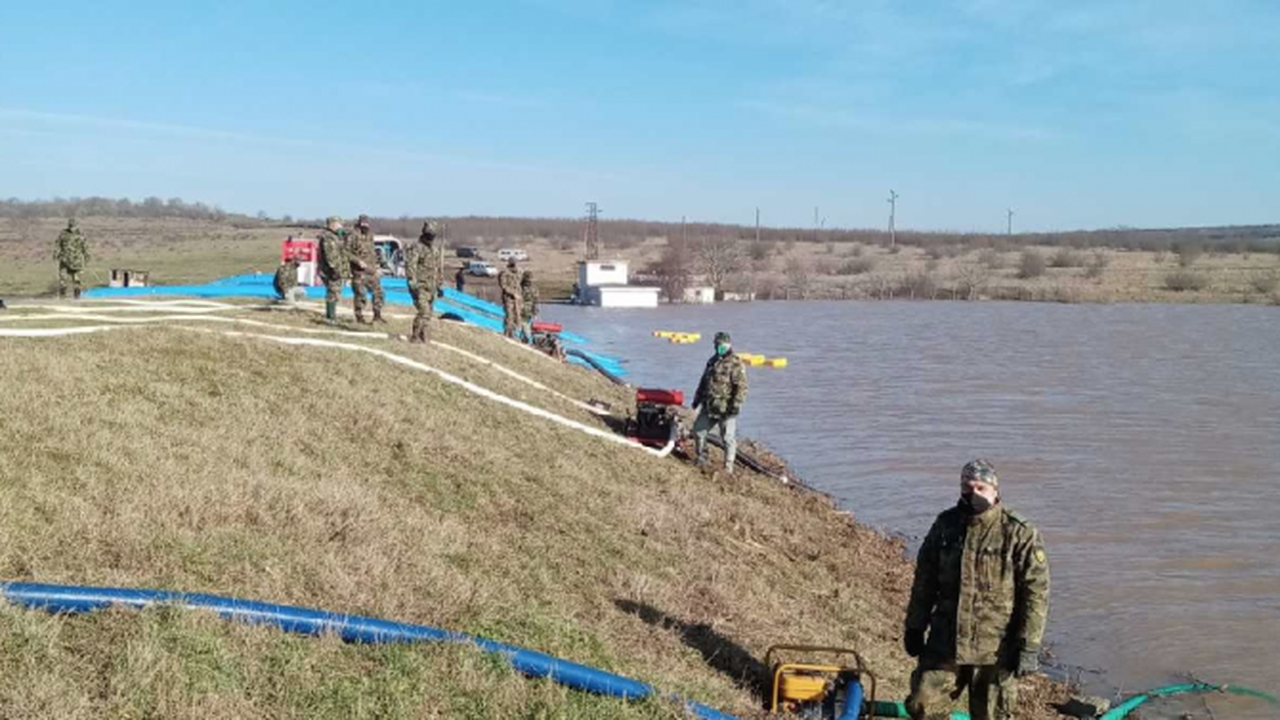 Пети ден  военнослужещите от Втора механизирана бригада помагат на жителите на село Димчево, област Бургас