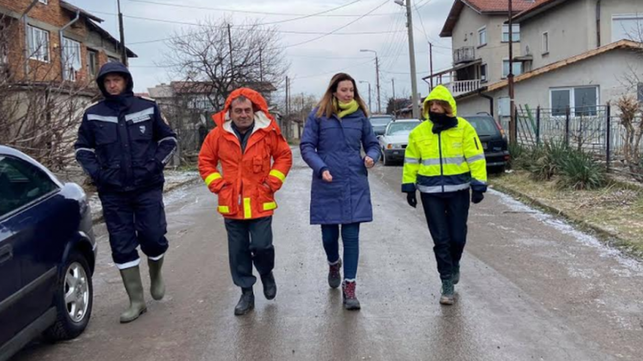 Фандъкова провери засегнатите от наводнението райони и нареди да започнат огледи за щети