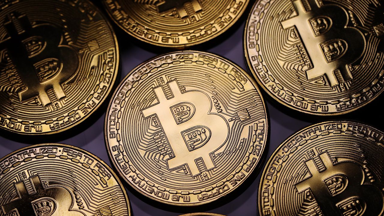 Биткойнът поевтиня с над 8%