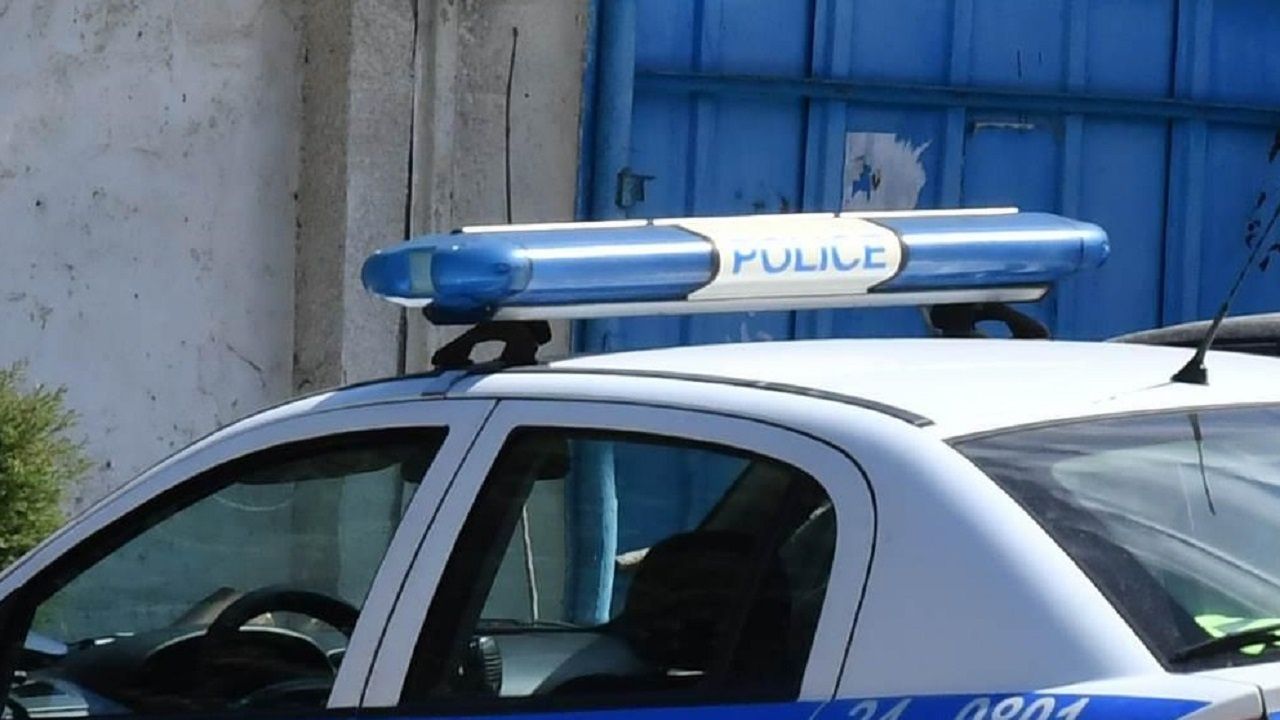 Двама нахлуха в дома на мъж, обраха го със заплахи