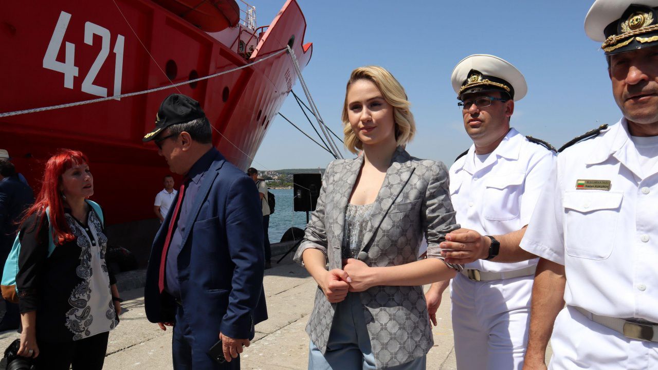 Мария Бакалова стана кръстница на първия български военен научноизследователски кораб