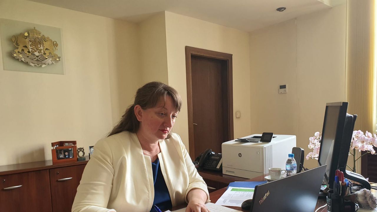 Властта обмисля стипендии за студенти за работа в социалните домове