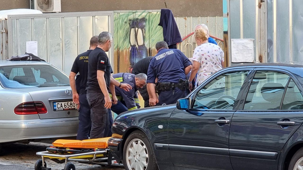 Възрастен минувач падна в строителен изкоп в София