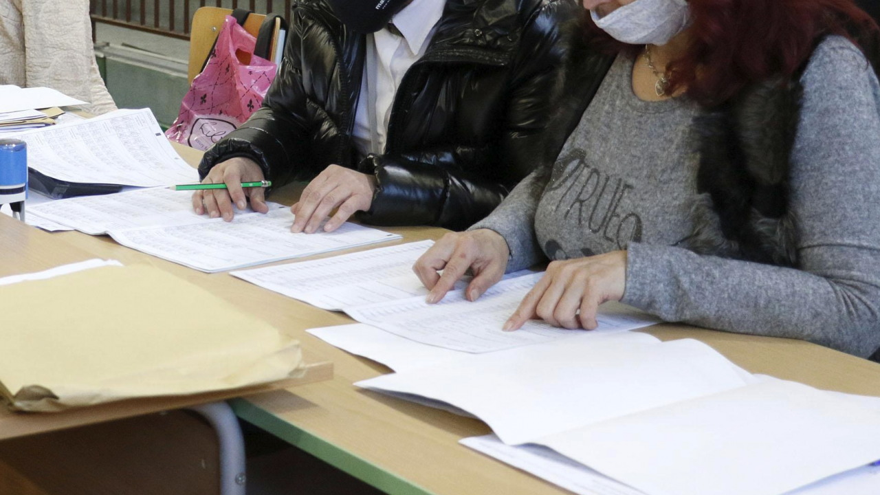 Три от секциите в чужбина с разминаване на данните от протоколите и машинните разписки