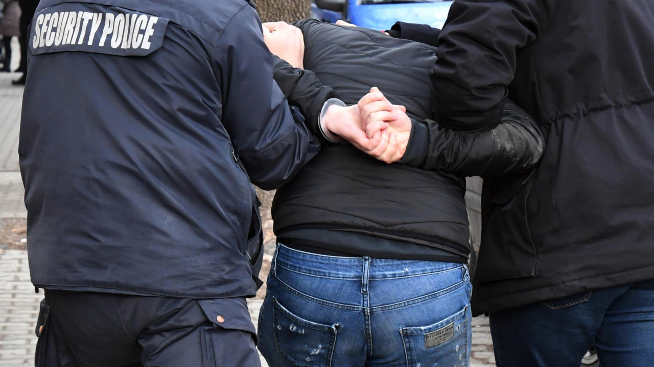 Закопчаха мъж за натиск върху граждани за предстоящите избори