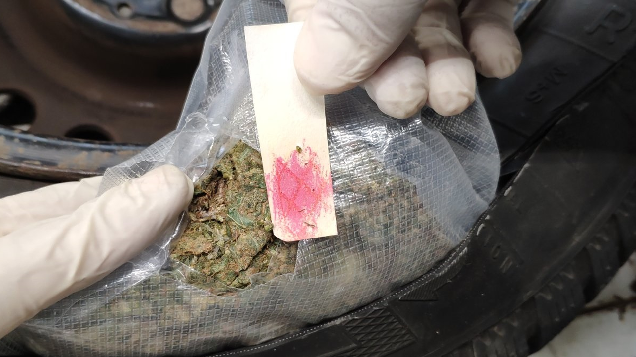 Митничари заловиха канабис в резервната гума на кола на "Капитан Андреево"