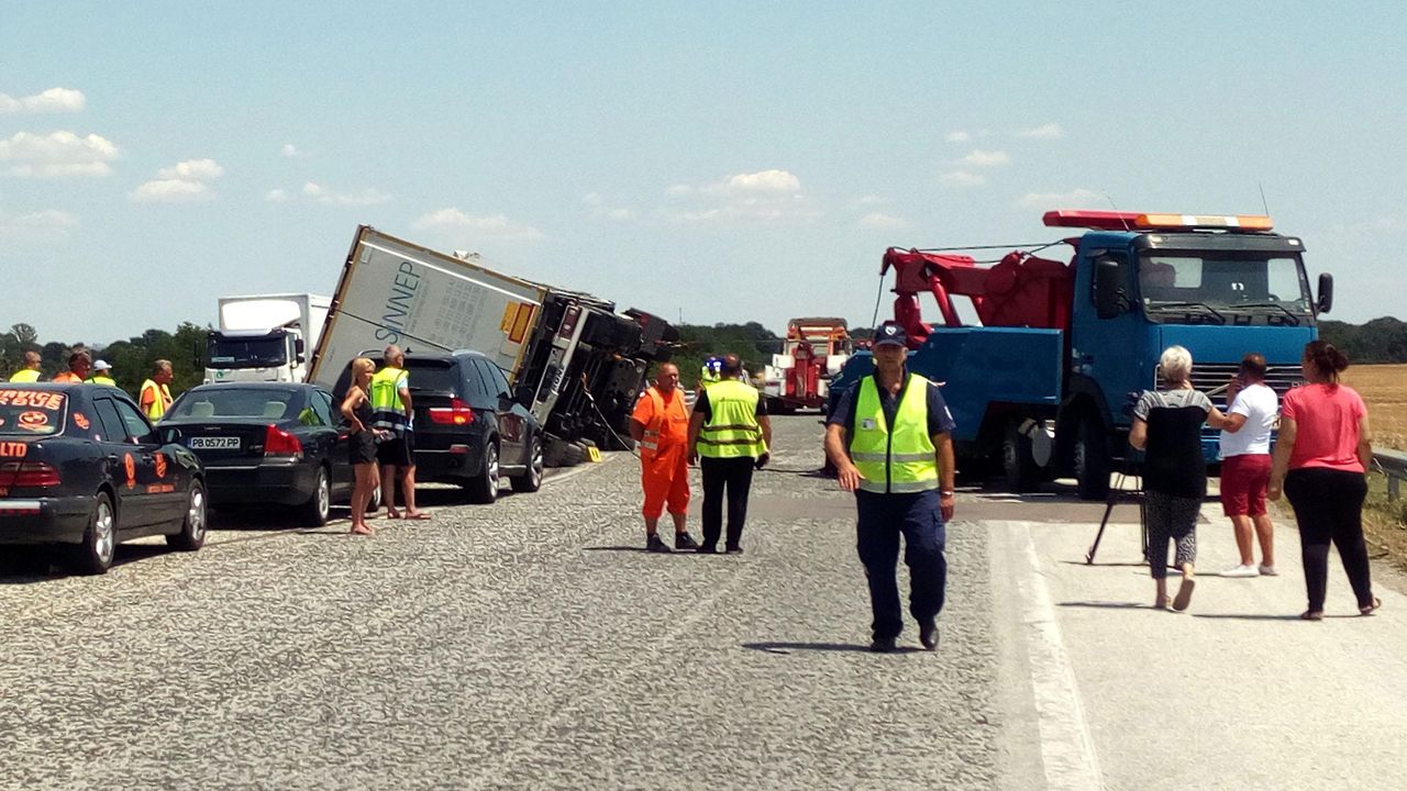 Движението в участък от автомагистрала "Тракия" ще е в едната лента утре