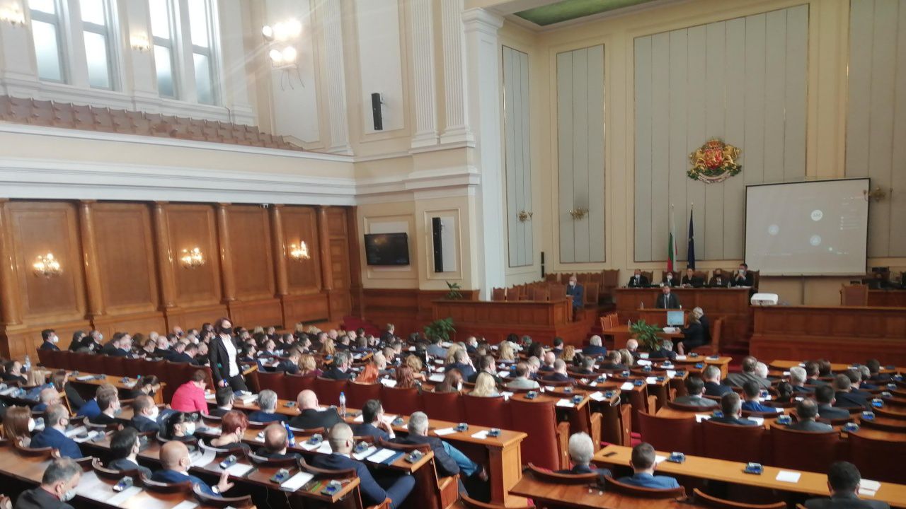 Маркет линкс с прогноза при предсрочни избори, разликата между първата и втората партия е 1%