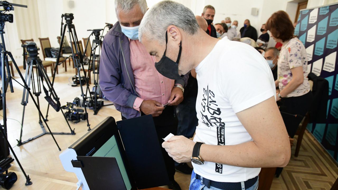 Проф. Константинов посочи предимствата на машинния вот