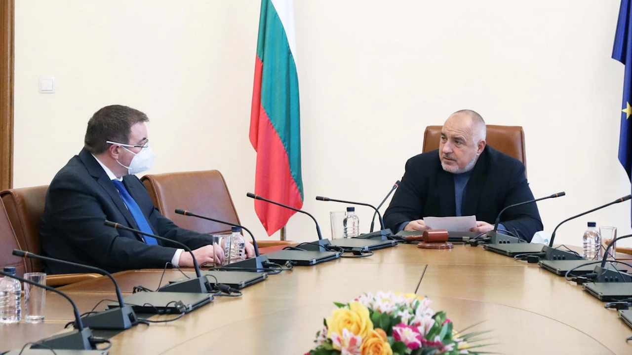 Проф. Ангелов отчете положителна тенденция в справянето с пандемията пред Борисов