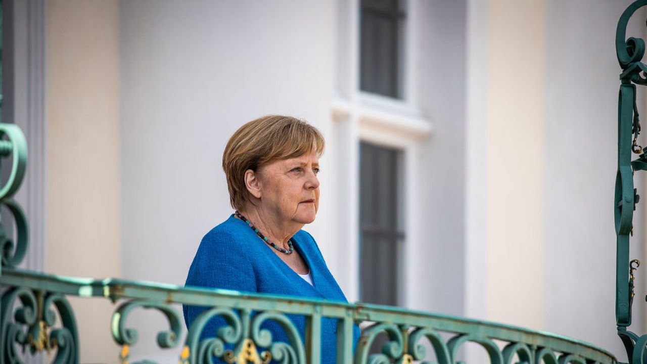 Меркел извежда на сцената своя потенциален приемник