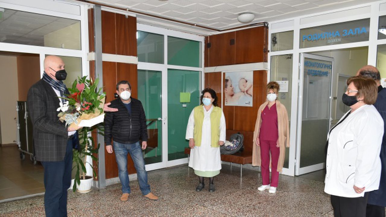 Община Ловеч поднесе подаръци за Бабинден