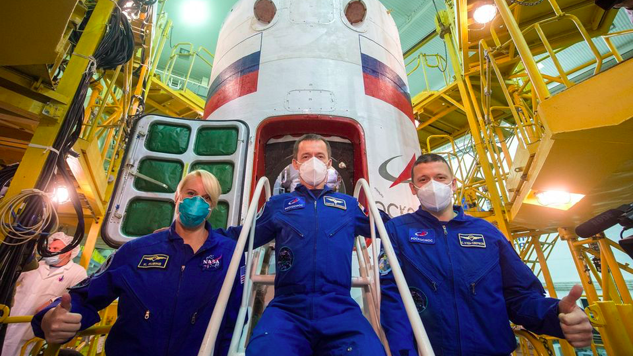 Космическият кораб "Союз МС-17" с трима души екипаж бе изведен в орбита