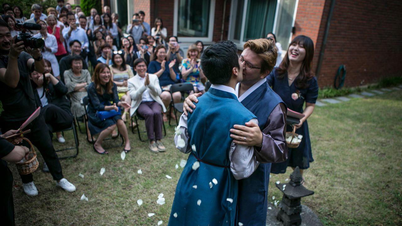 Швейцарците казаха „да" на еднополовите бракове