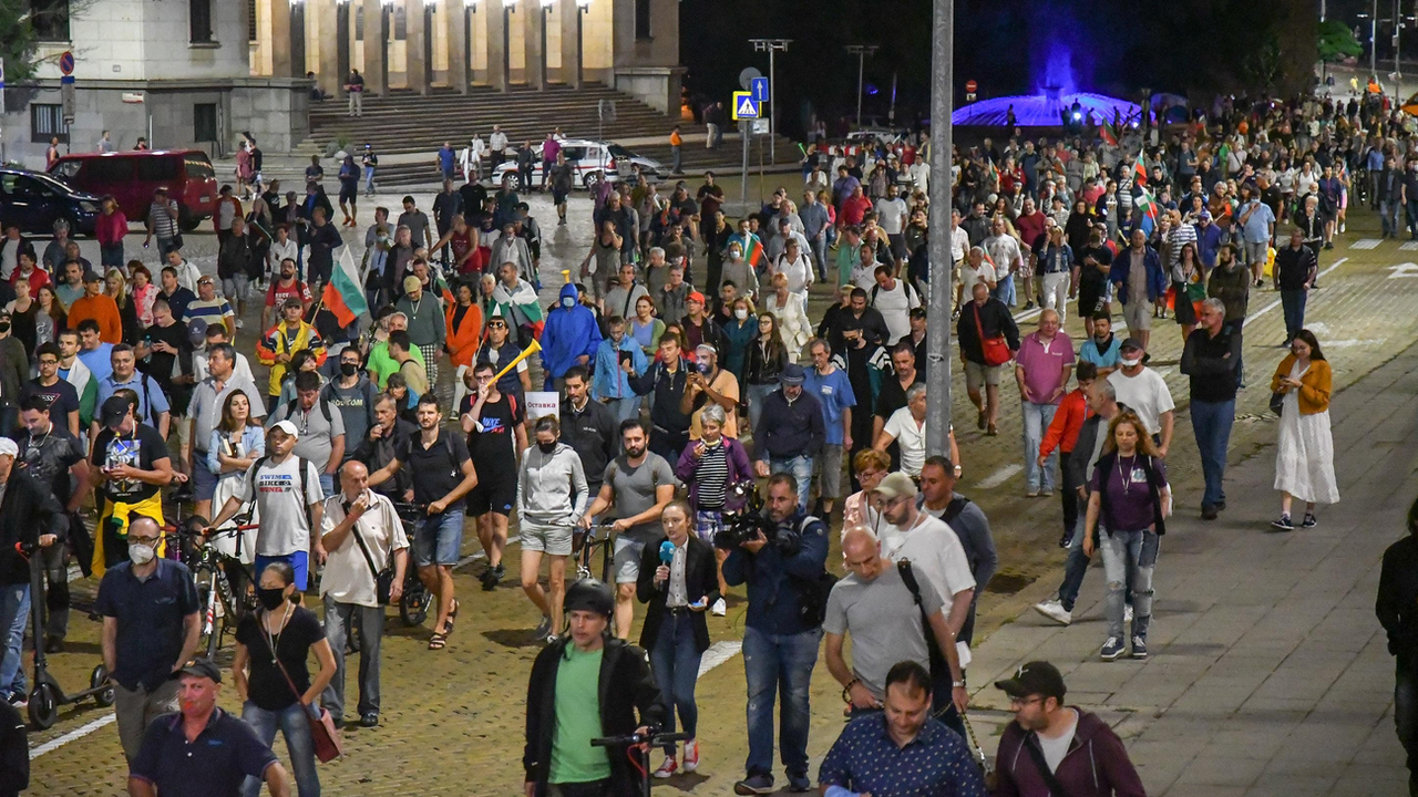 46-и ден на антиправителствени протести в София, контрапротест ще събира подписи за импийчмънт на Радев