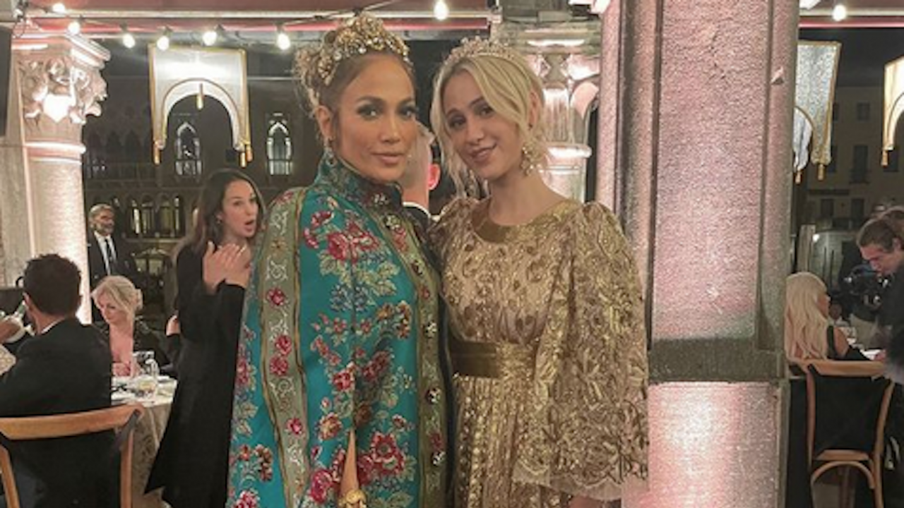 Мария Бакалова и Джей Ло позираха в пищни рокли на "Долче и Габана"