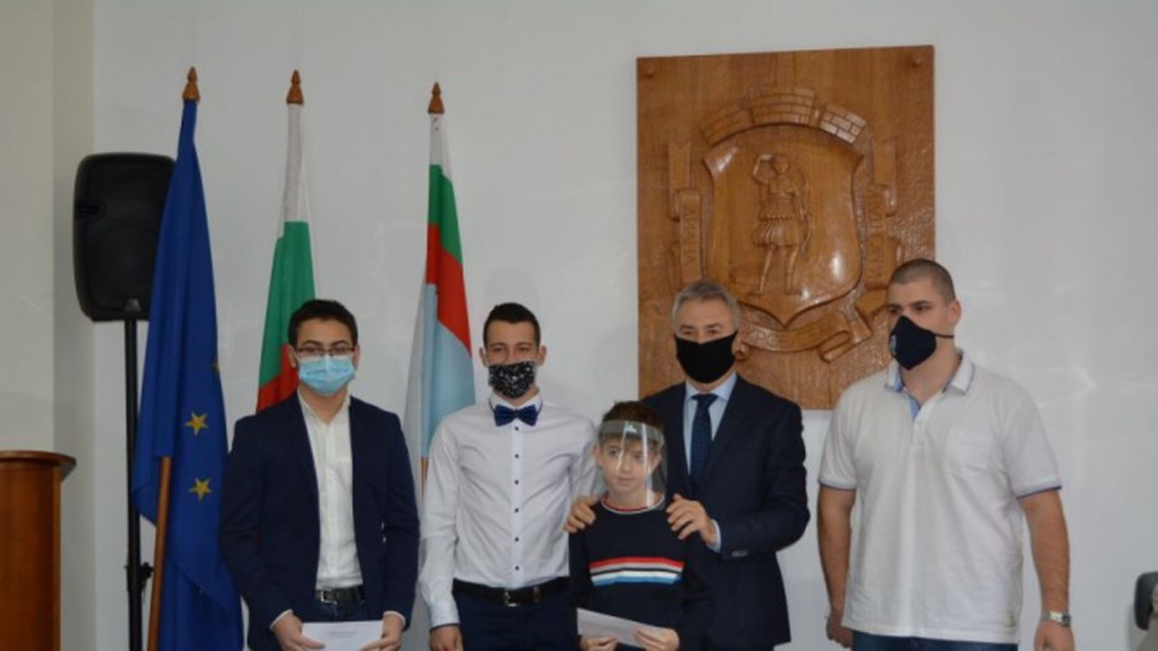 Талантливи деца от Монтана получиха стипендии от местната община
