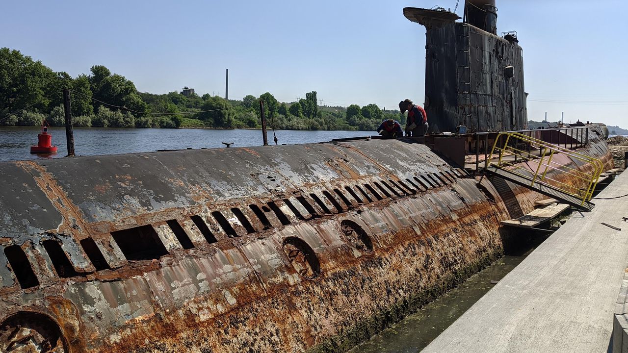 Усилено реставрират последната българска подводница