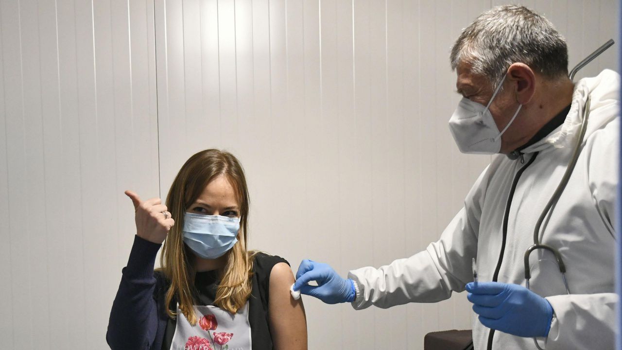 Как конспирациите влияят на отношението към ваксините?