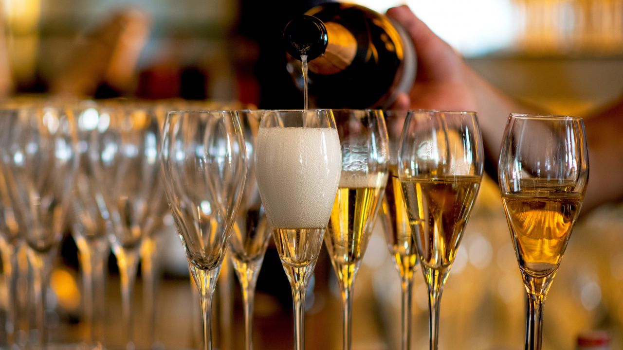 Париж: Шампанското е наше!