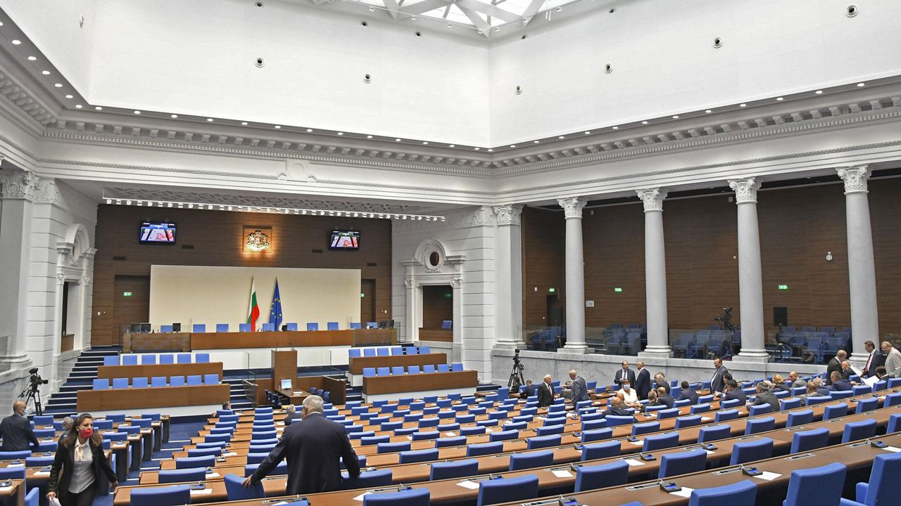 Депутатите разглеждат ветото на президента за "кариерния бонус"