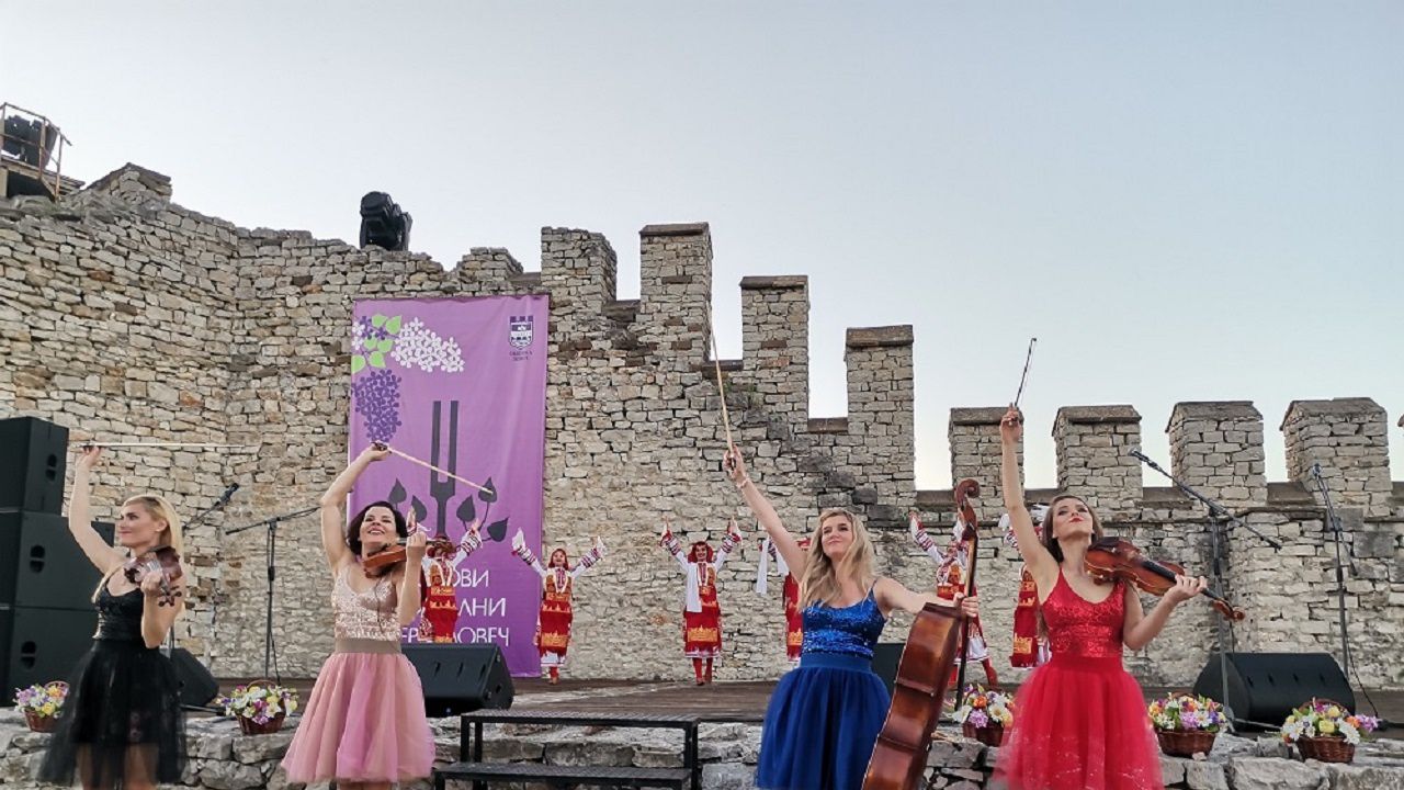 Кметът на Ловеч  откри „Люляковите музикални вечери“ преди концерта на „Дестини“