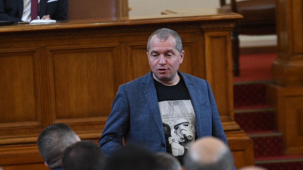 Тошко Йорданов и Ива Митева се хванаха за гушите в Народното събрание