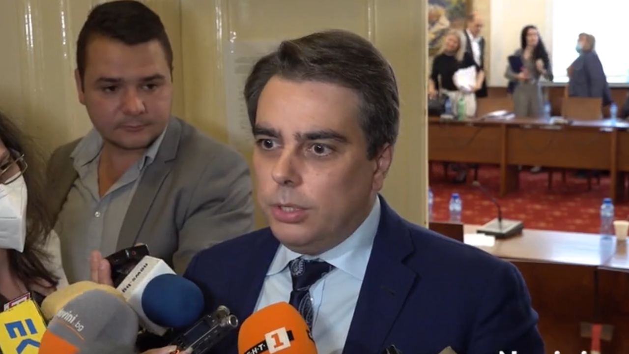 Асен Василев: Добавени са 500 млн. лева допълнителни приходи и 500 млн. допълнителни разходи към бюджета