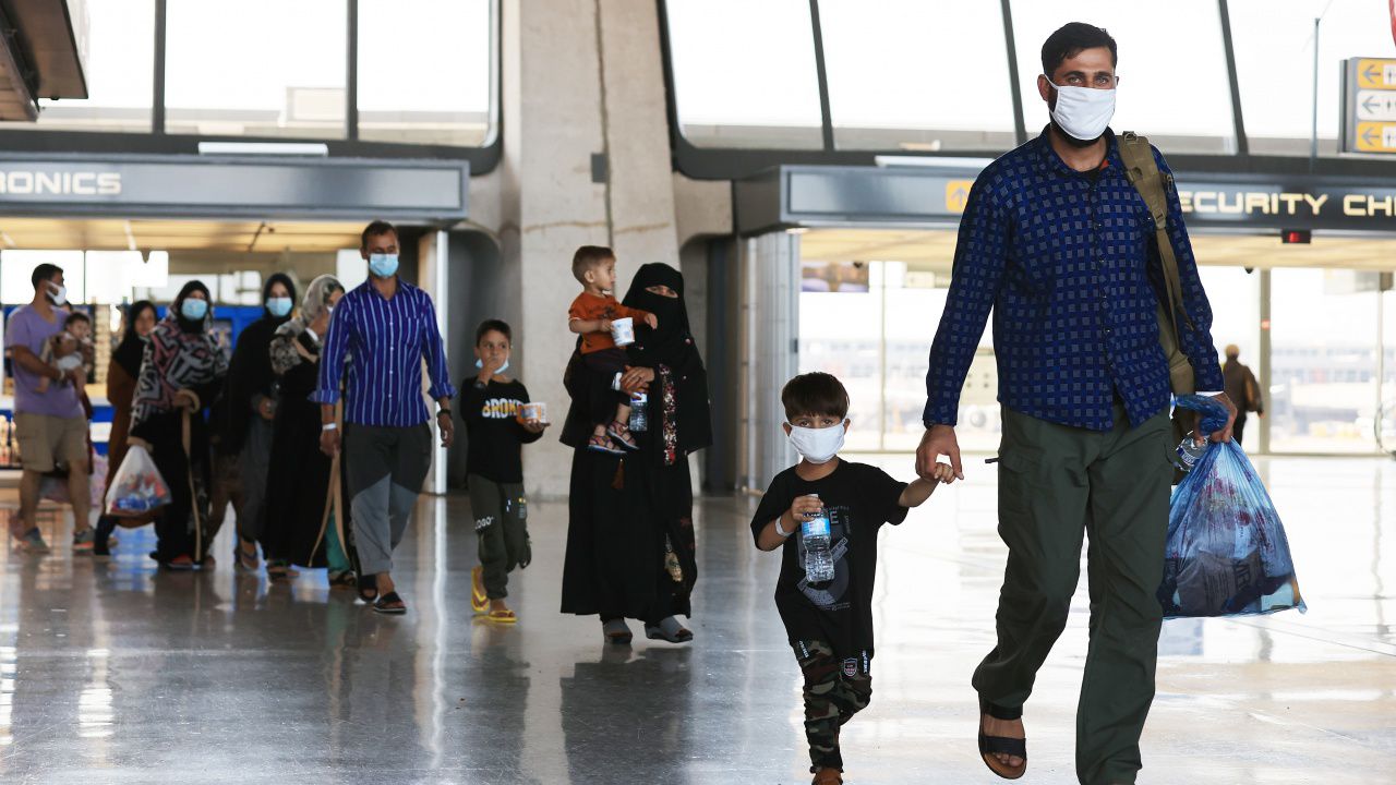 Първата група от 149 граждани на Афганистан кацна в Скопие