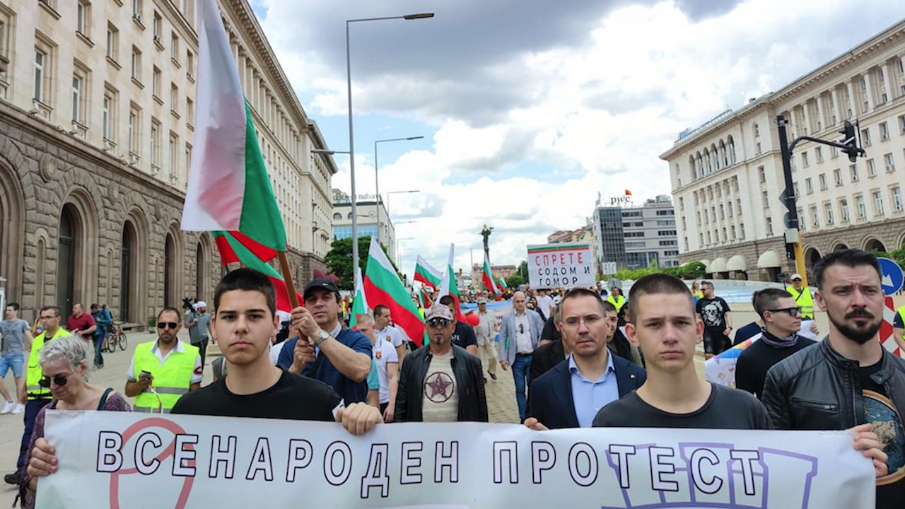 Джамбазки от шествието в защита на традиционното християнско семейство: Морално разложени типове ни казват, че ненормалното е нормално