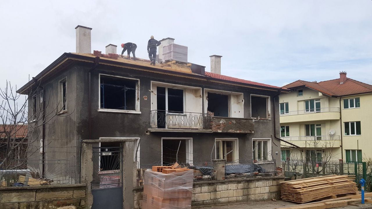 Приключва ремонтът на изгорялата къща в Момчилград