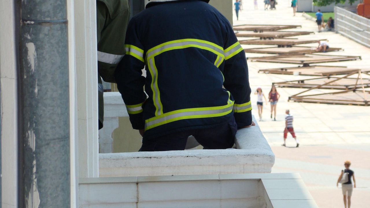 Спасиха живота на мъж, надвиснал от тераса в Нови пазар