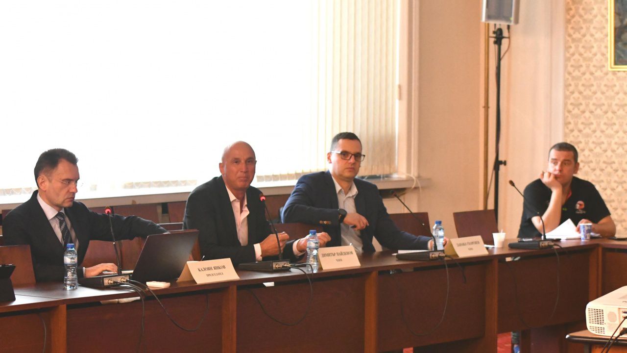 В Комисията "Росенец" изслушват Ахмед Доган