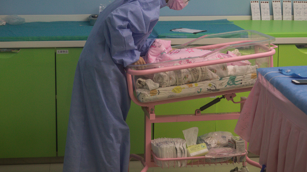 Починалото с коронавирус бебе е било прието с двустранна пневмония в болницата в Ловеч