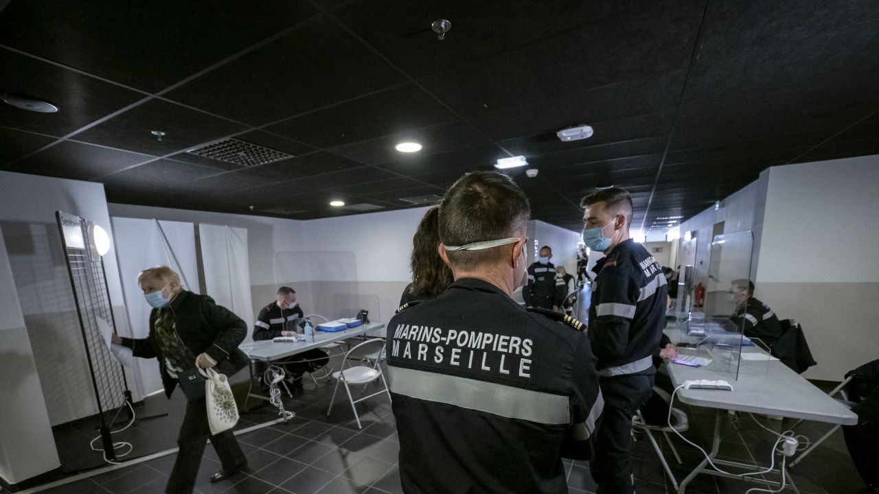 Откриха здравните работници, отговорни за изтичането на ваксинационния сертификат на Макрон в интернет