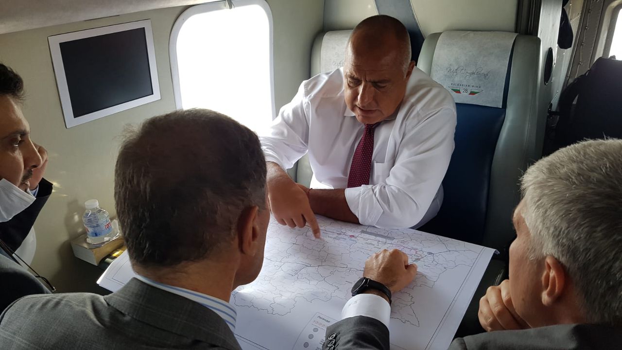 Борисов полетя с хеликоптер, инспектира "Балкански поток" от въздуха