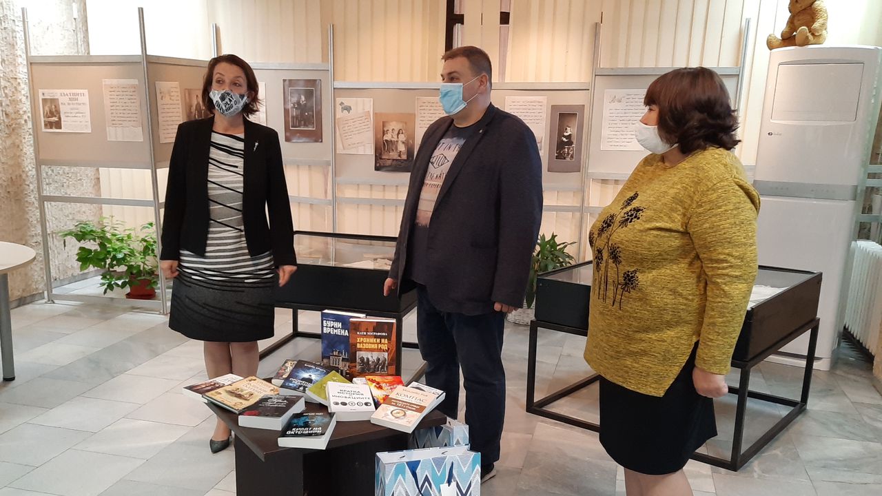 Евродепутатът Емил Радев дари книги на варненската библиотека